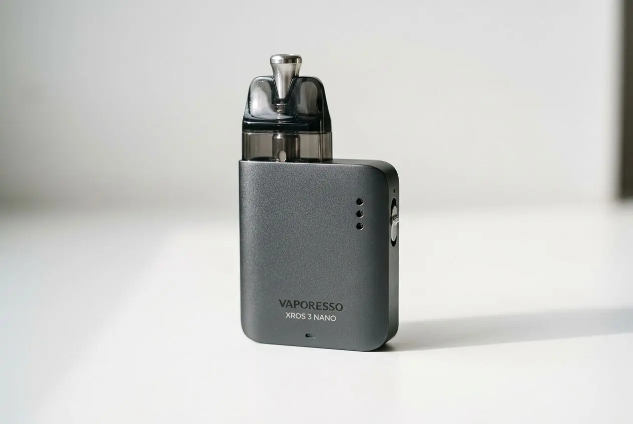 Pod Vaporesso XROS 3 Nano sans bouton, noir compact posé sur une surface claire.