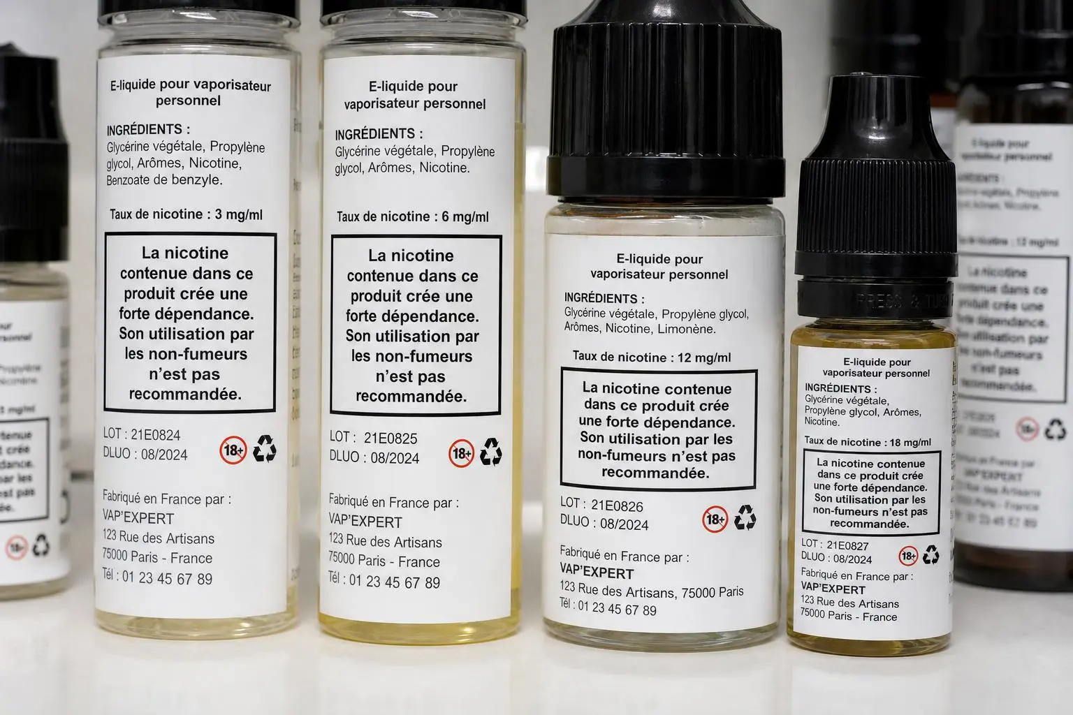 Bouteilles d’e-liquide avec étiquettes détaillant ingrédients et nicotine, mentions d’usage et avertissements, illustration des obligations légales d’étiquetage e-liquide obligation légale.